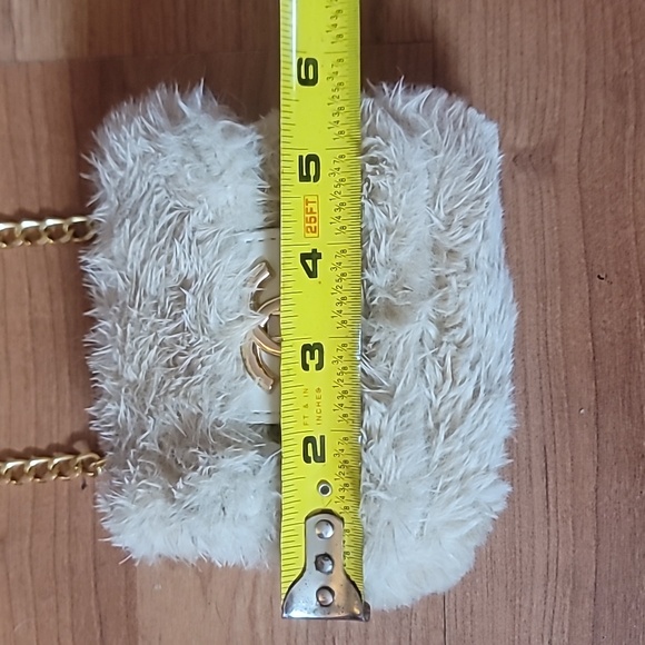 Elegant White Faux KIDS Fur Bag with Gold Chain - Picture 6 of 8